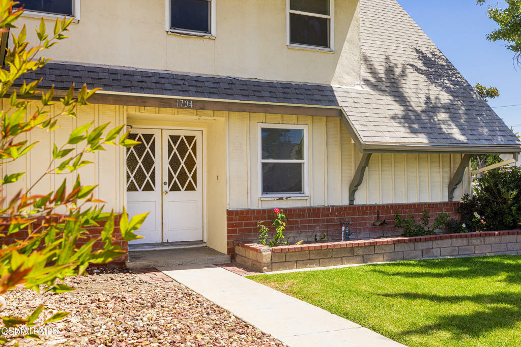 Property Photo:  1704 Hanley Avenue  CA 93065 