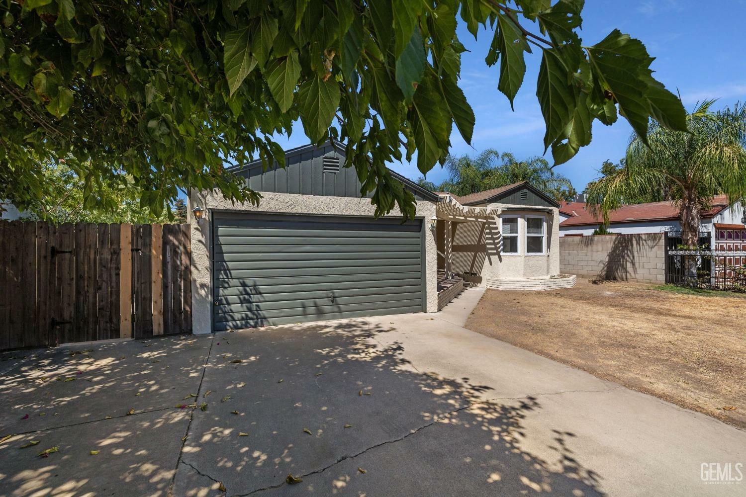 Property Photo:  129 Myrtle Street  CA 93304 