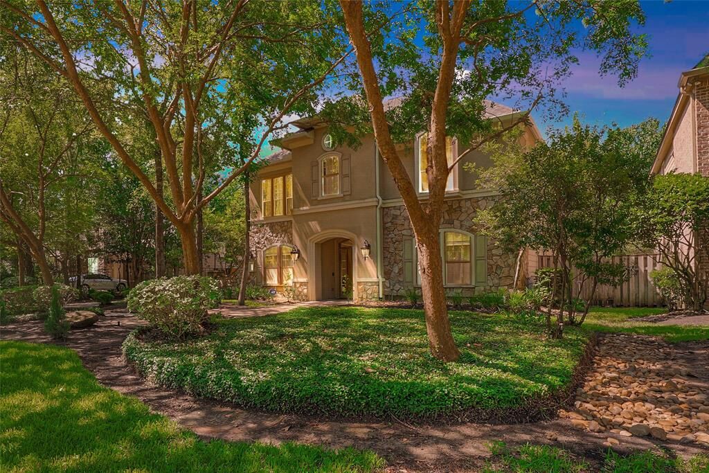 Property Photo: 127 E Beckonvale Circle TX 77382