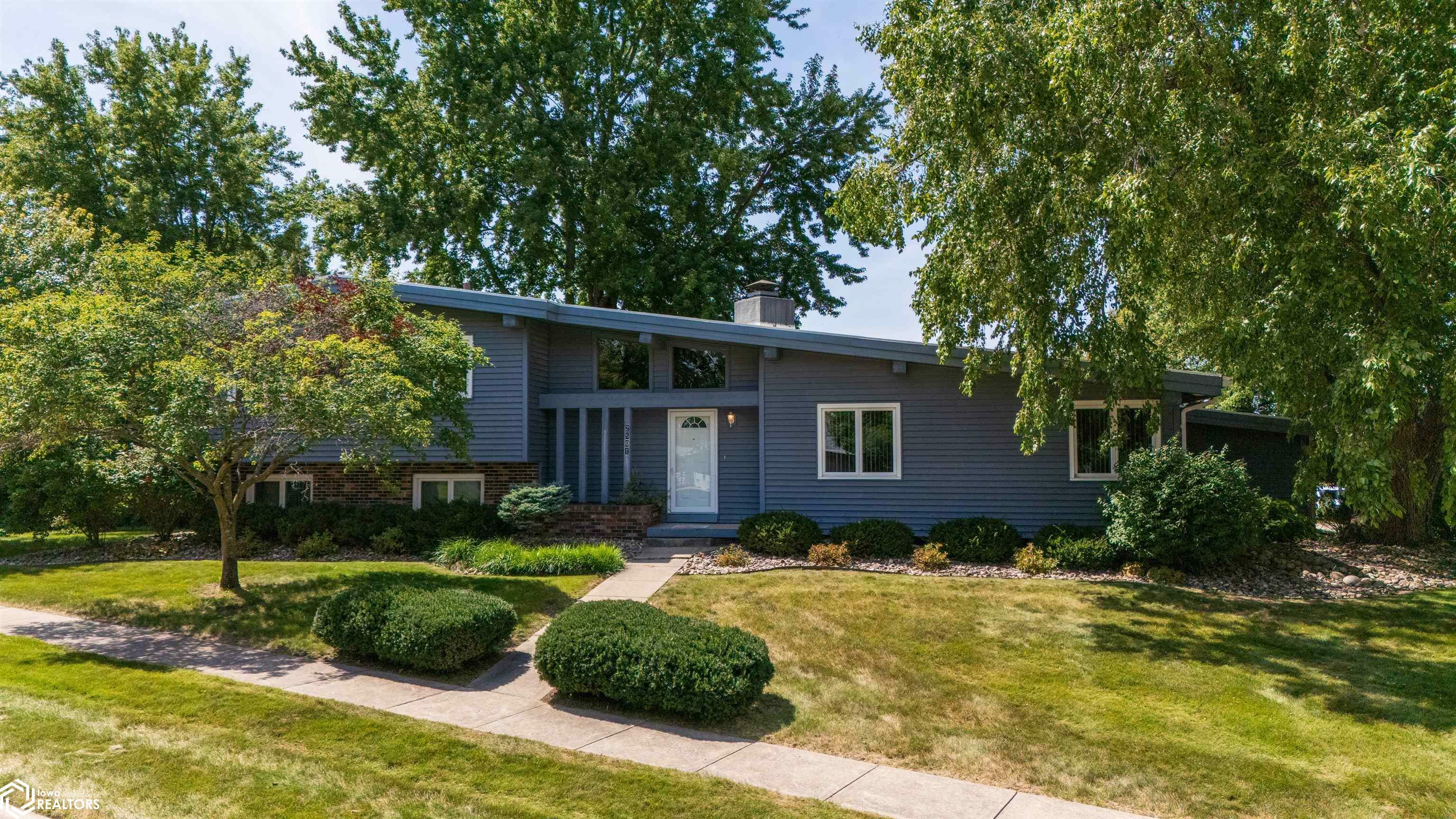 Property Photo:  2501 Knollway Drive  IA 50158 