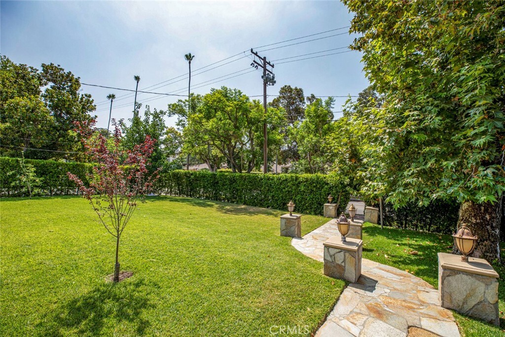 Property Photo: 859 W Kenneth Road CA 91202