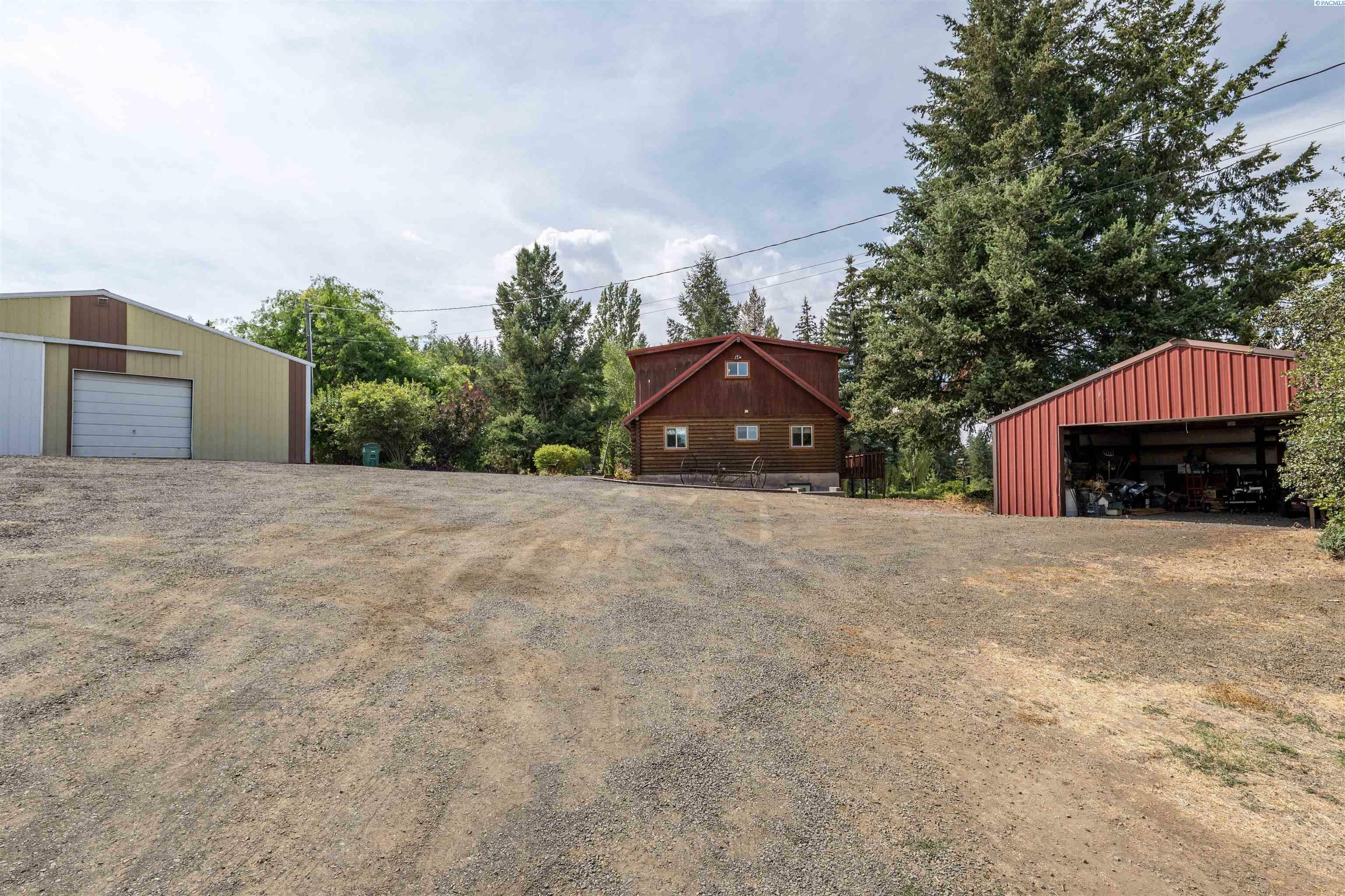 Property Photo:  900 E Seaman Rd  WA 99033 