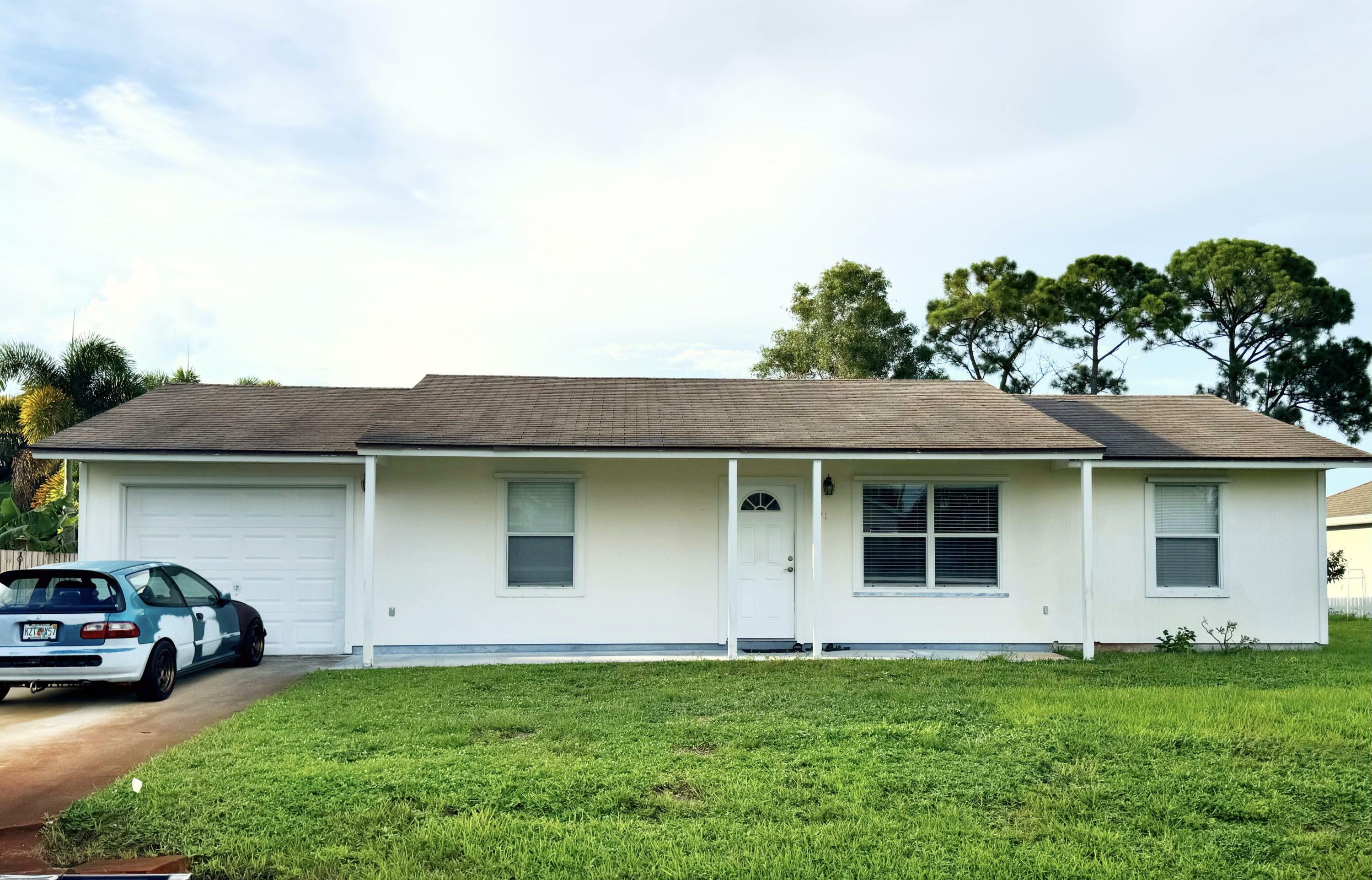 Property Photo:  471 SE Langfield Avenue  FL 34984 