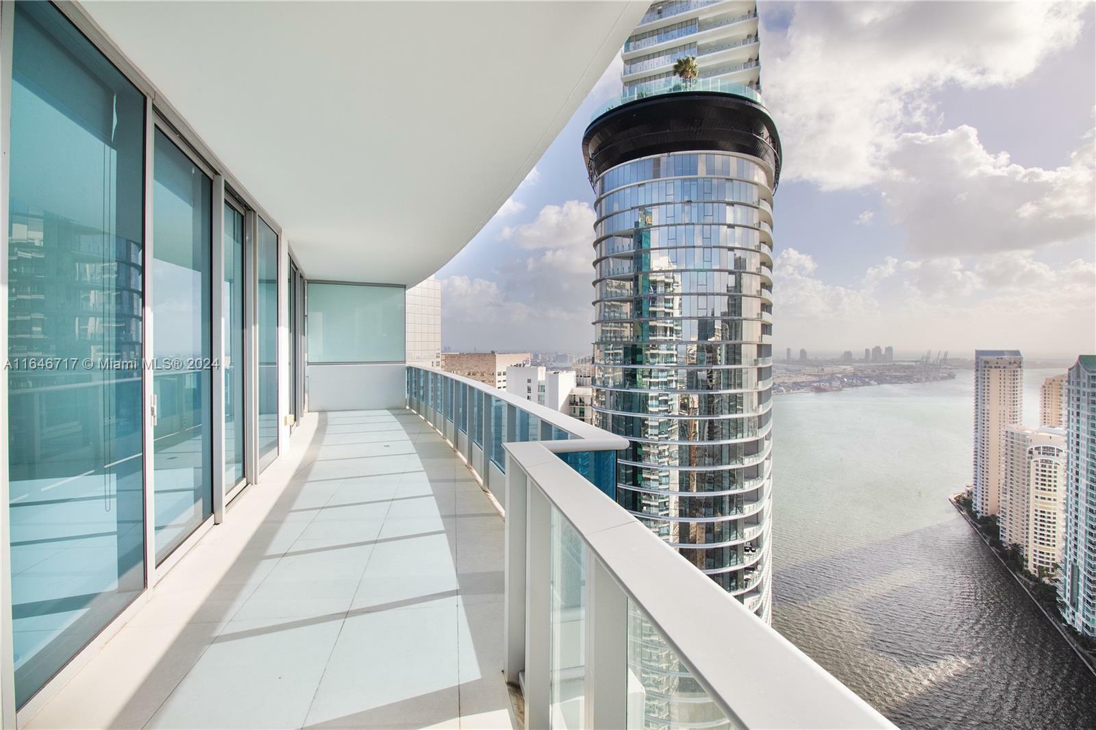 Property Photo:  200 Biscayne Boulevard Way 5007  FL 33131 