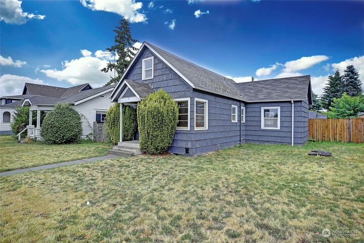 Property Photo:  1617  4th Street  WA 98270 