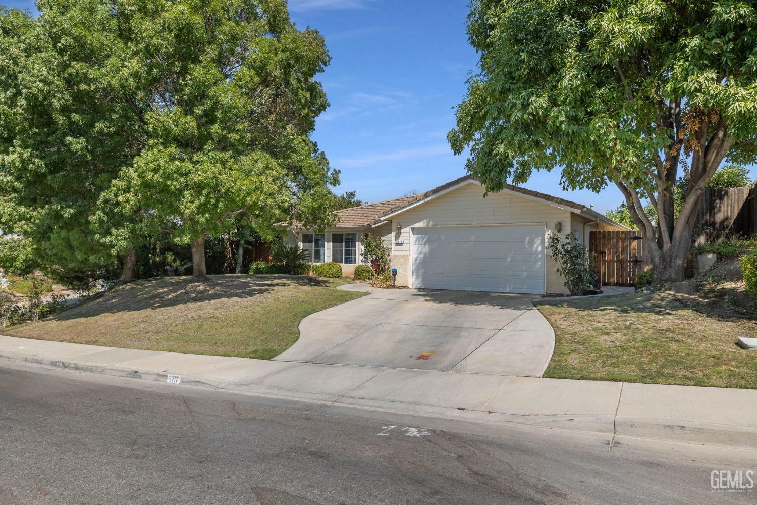 Property Photo:  5717 Harpy Eagle Avenue  CA 93306 