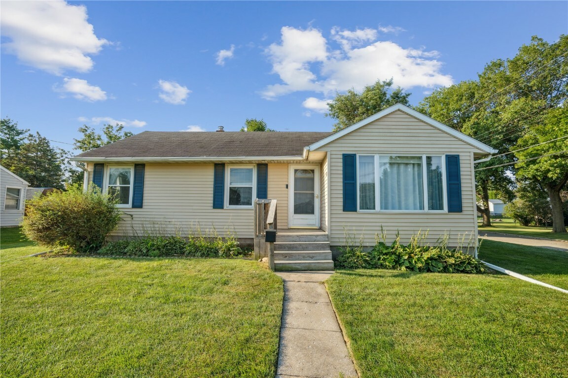 Property Photo:  612 W 13th St  IA 52349 