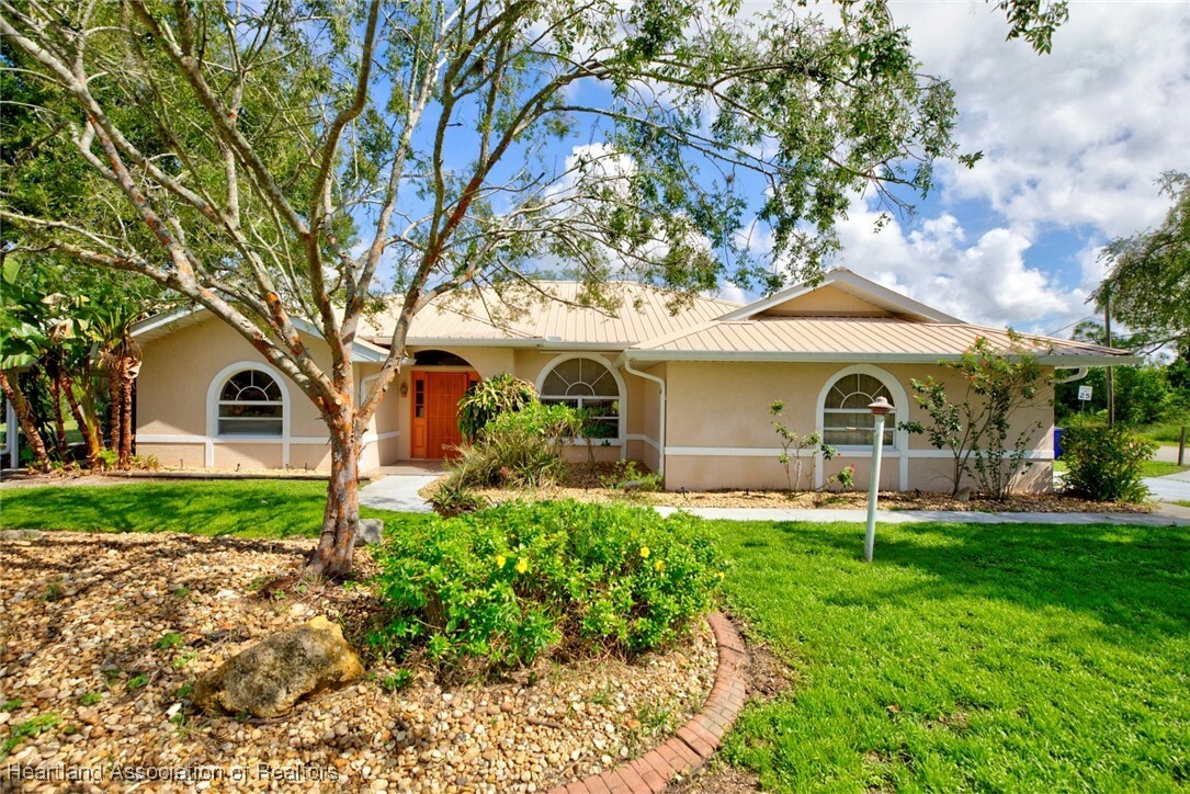 Property Photo:  2900 Thunderbird Road  FL 33872 