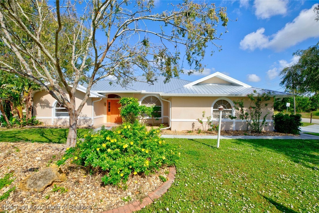 Property Photo:  2900 Thunderbird Road  FL 33872 