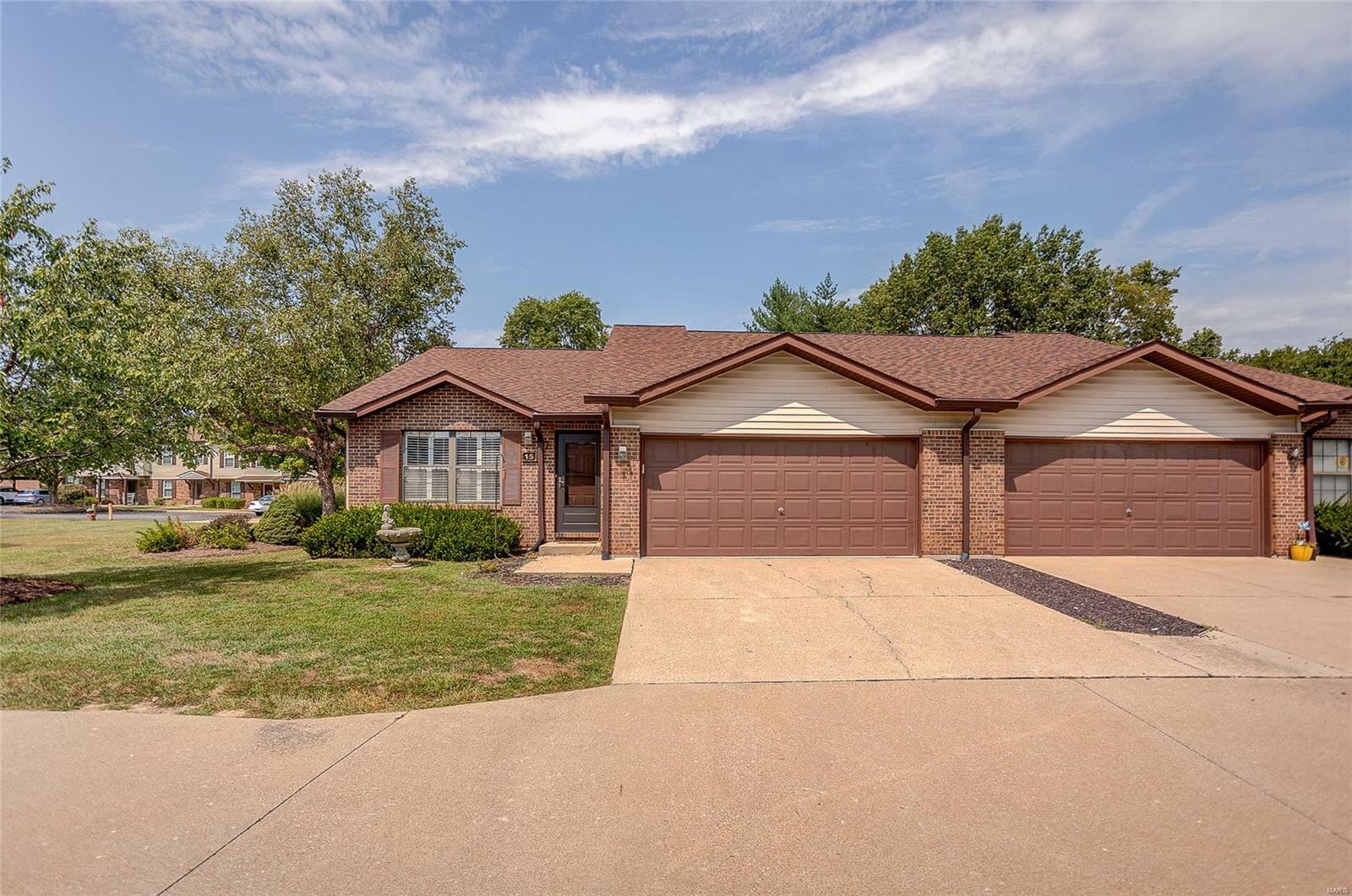 Property Photo: 15 Eaglecrest Court 15 IL 62236
