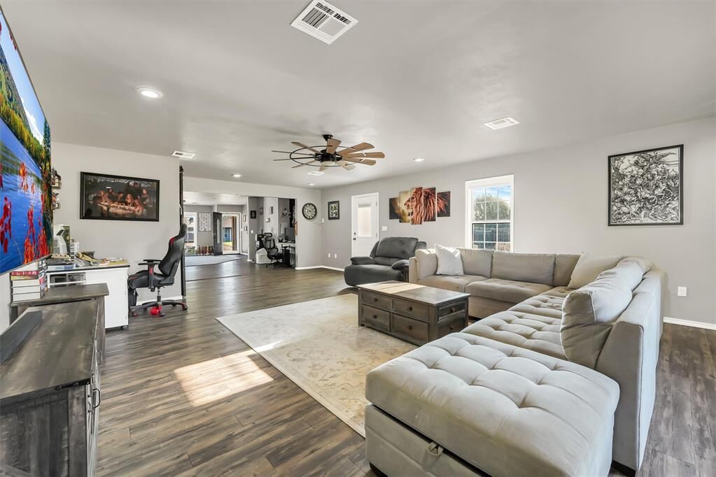 Property Photo:  208 S Mockingbird Drive  OK 73521 