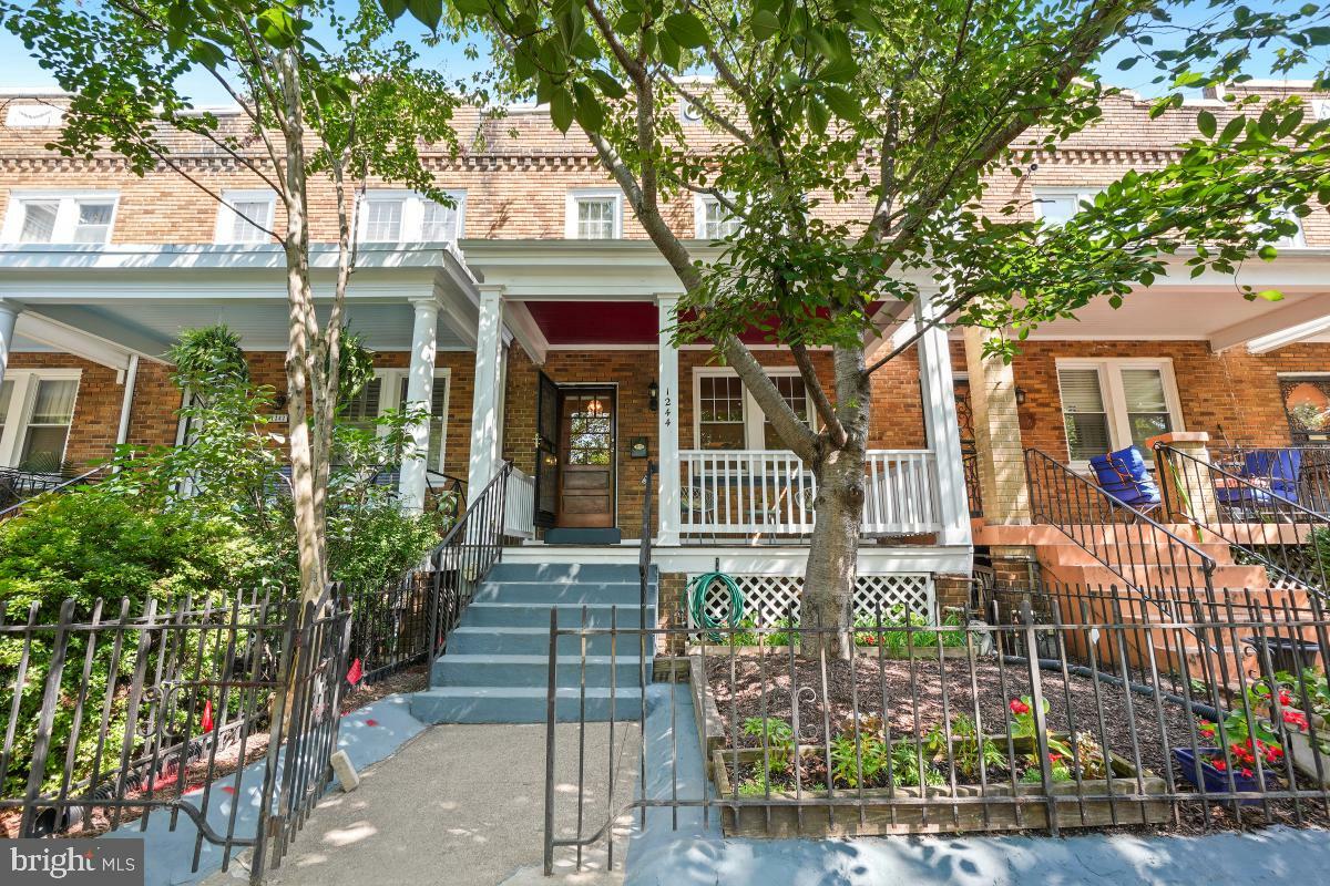 Property Photo:  1244 G Street NE  DC 20002 