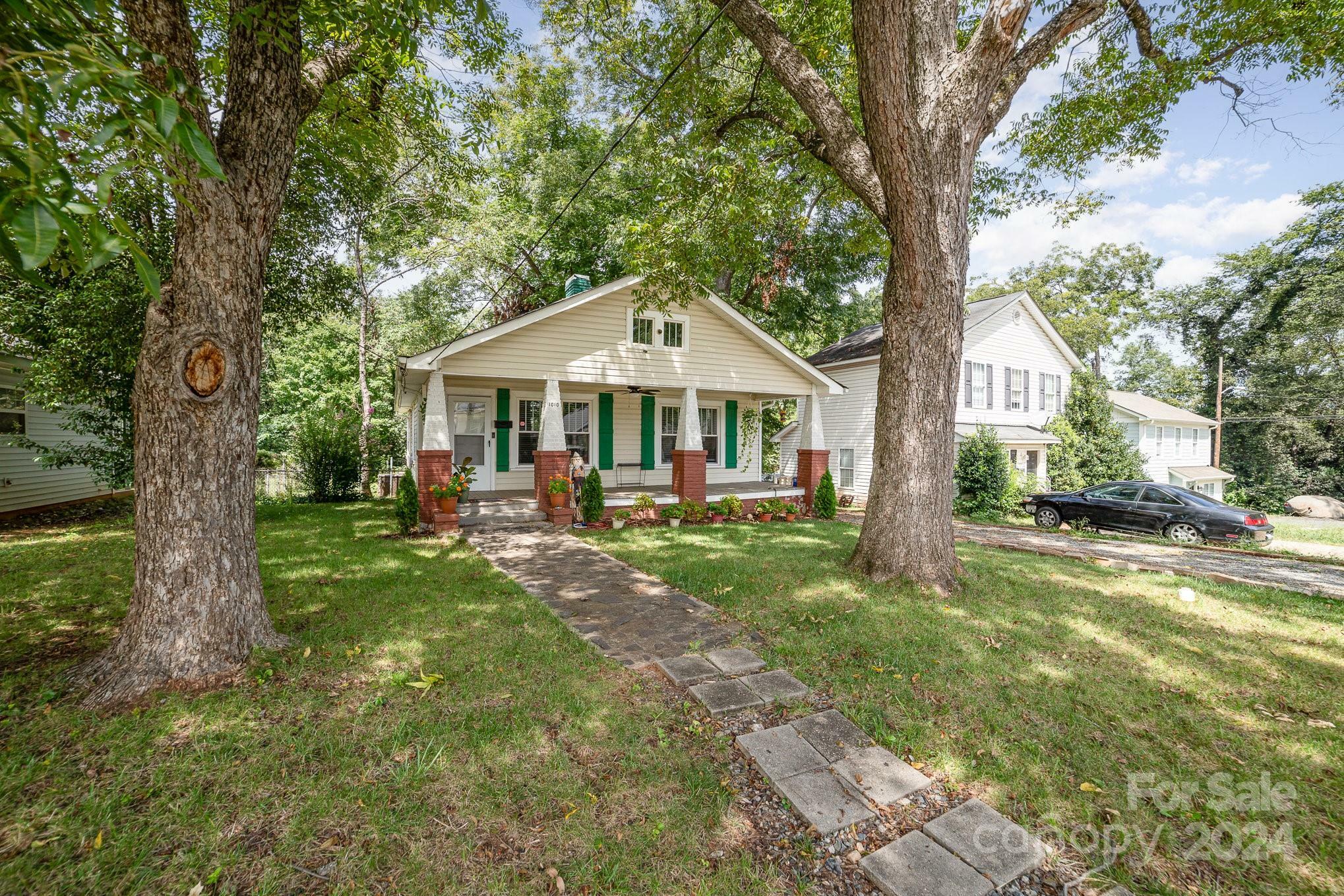 Property Photo:  1010 Pryor Street  NC 28208 