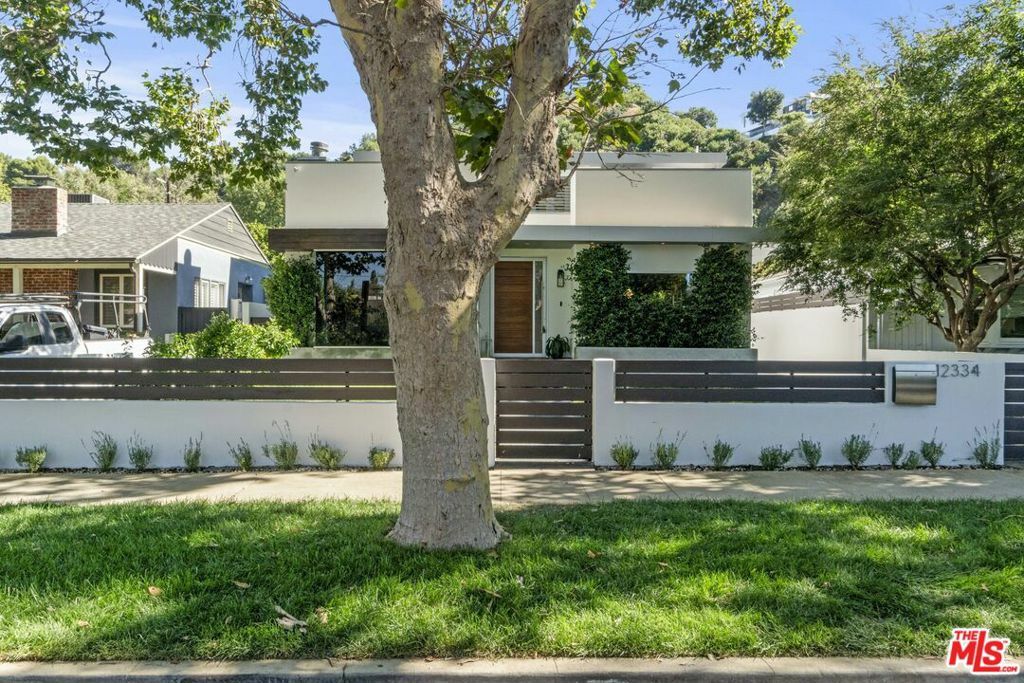 Property Photo:  12334 Cantura Street  CA 91604 