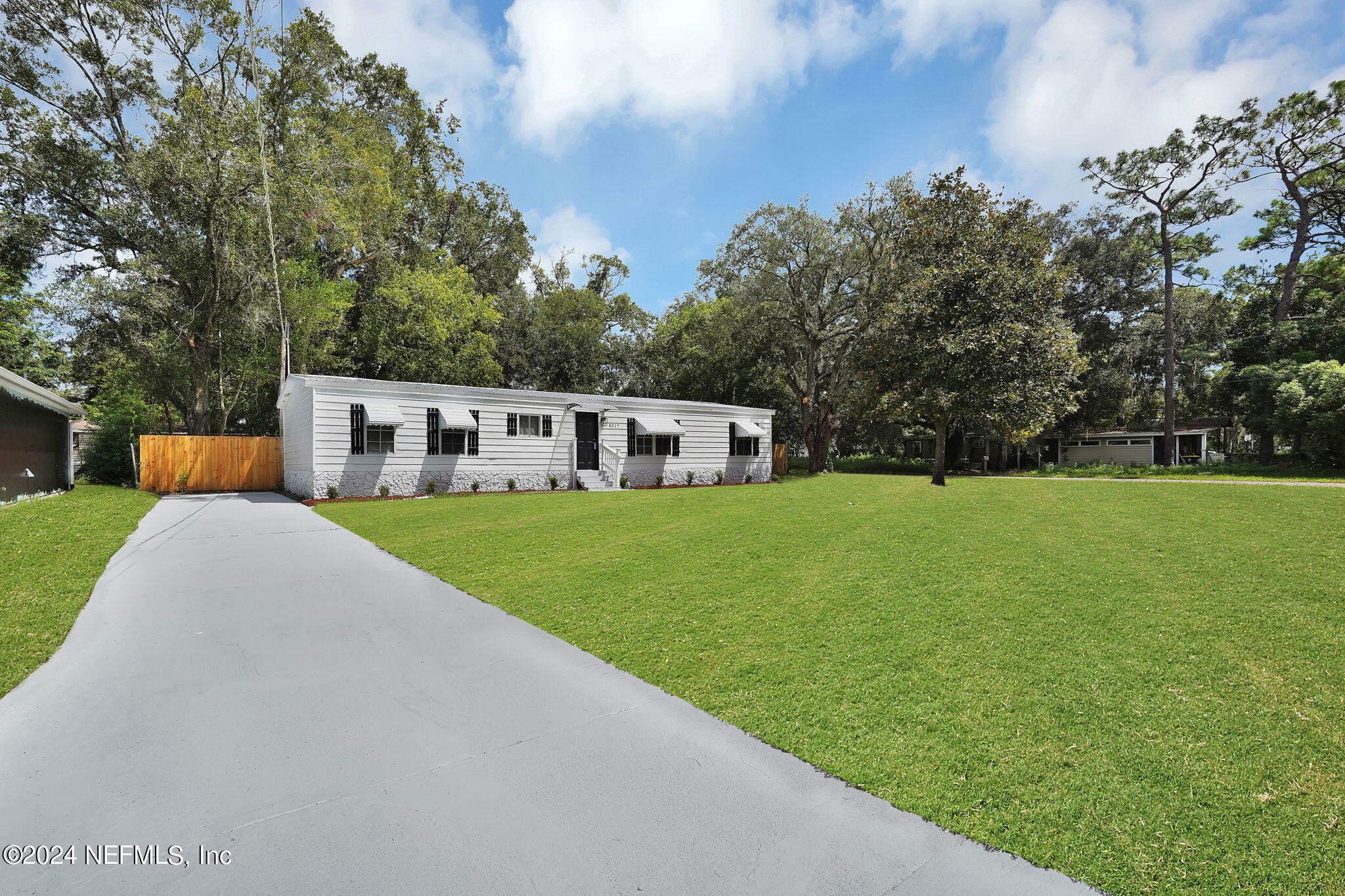 Property Photo:  8317 Mc Glothlin Street  FL 32210 