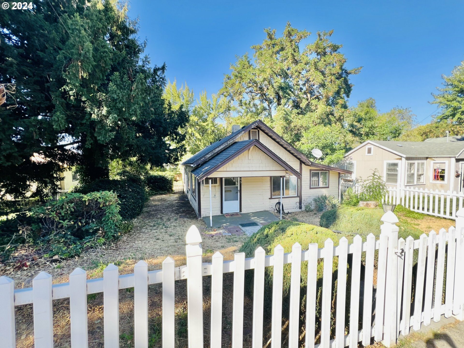 Property Photo:  805 E 13th St  OR 97058 