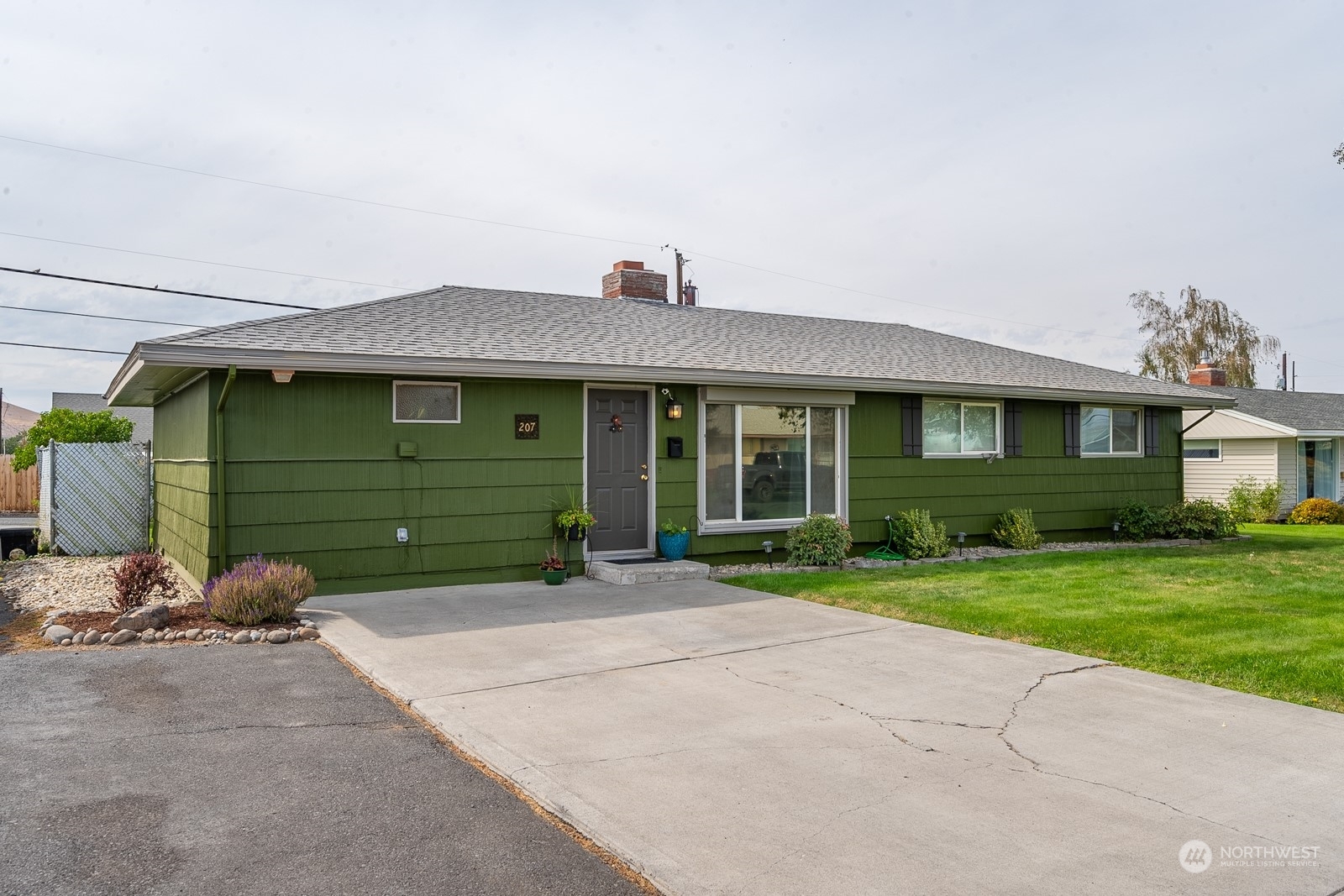 Property Photo:  207 F Street NE  WA 98823 