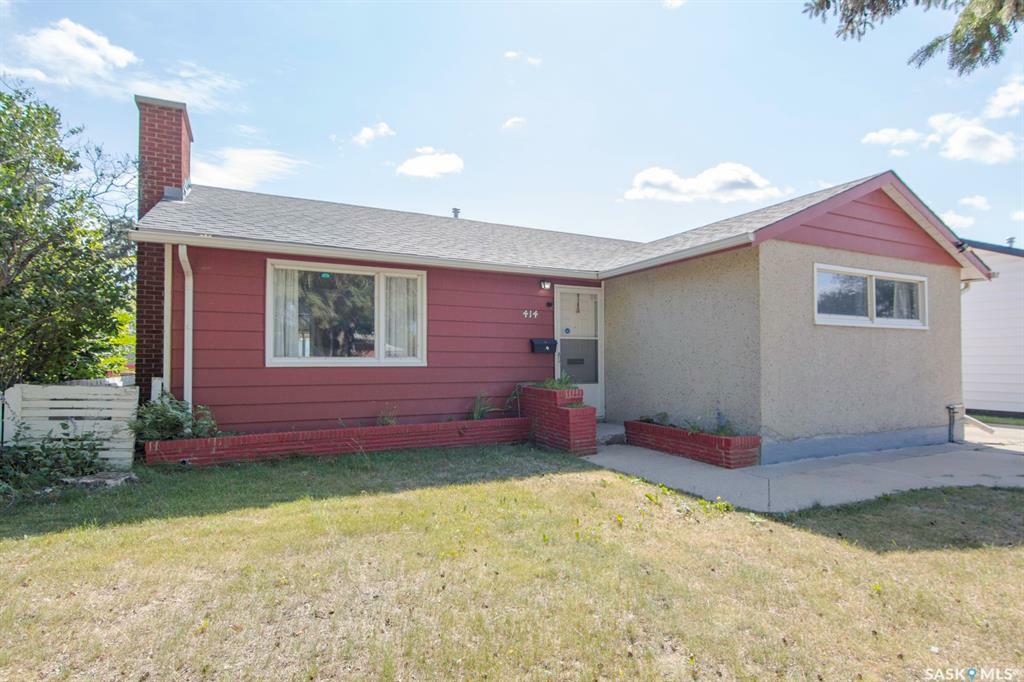 Property Photo:  414 T Avenue N  SK S7L 3B4 