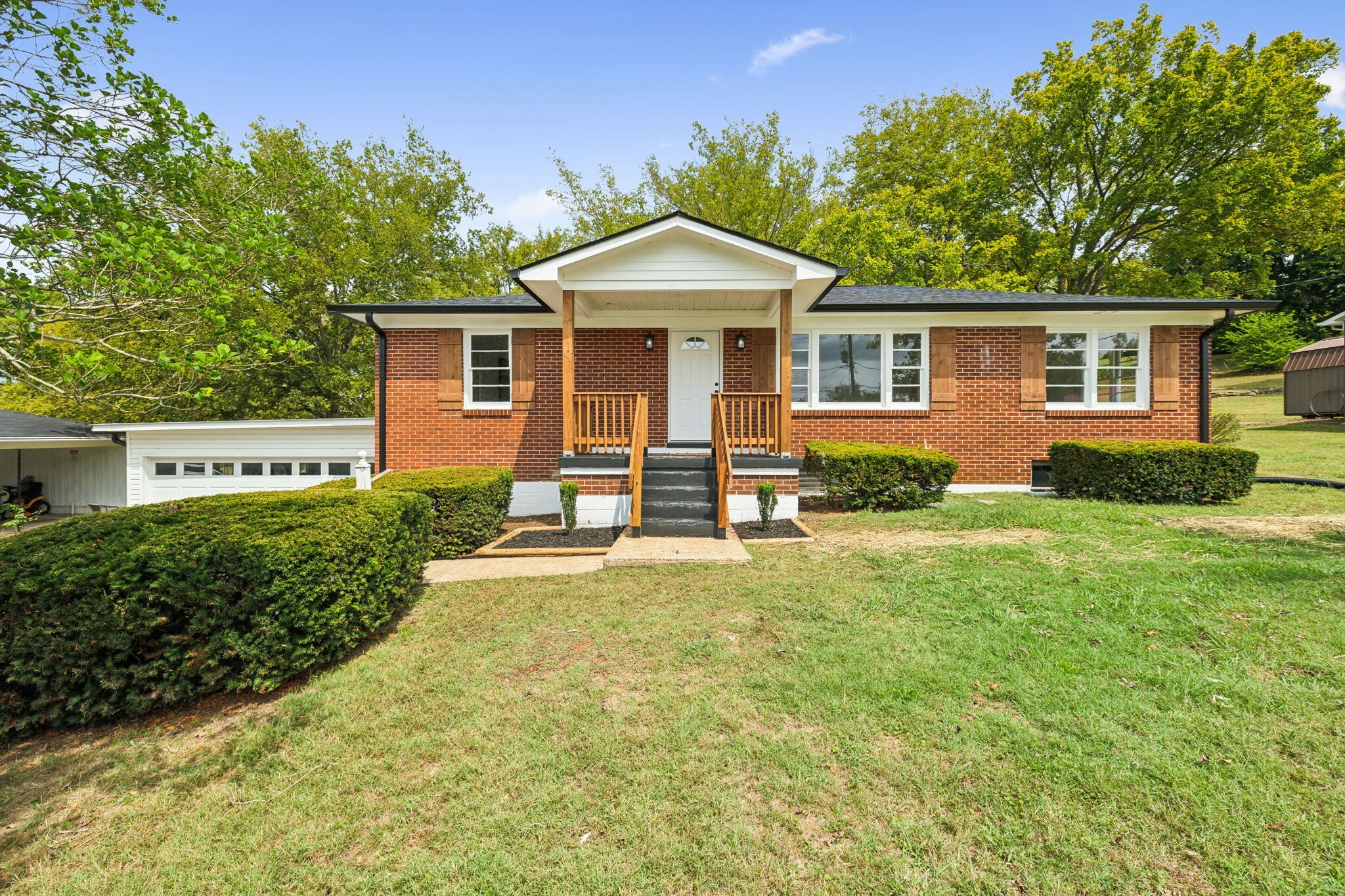 Property Photo:  800 1st Ave  TN 38474 