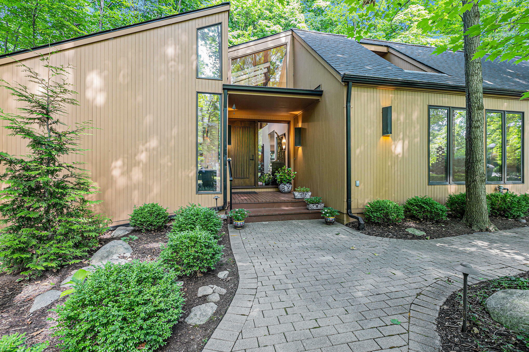 Property Photo:  3975 Waldenwood Drive  MI 48105 