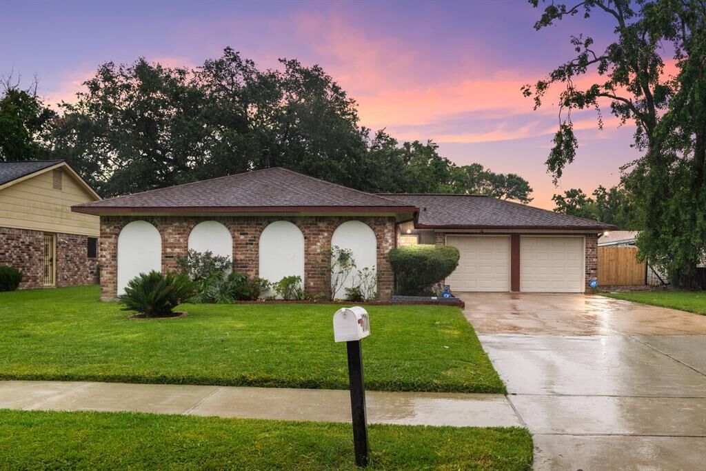 Property Photo:  6731 Briargate Drive  TX 77489 