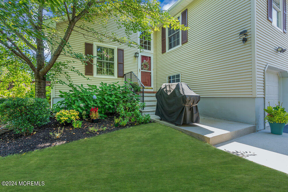 Property Photo:  73 Racquet Road  NJ 07719 