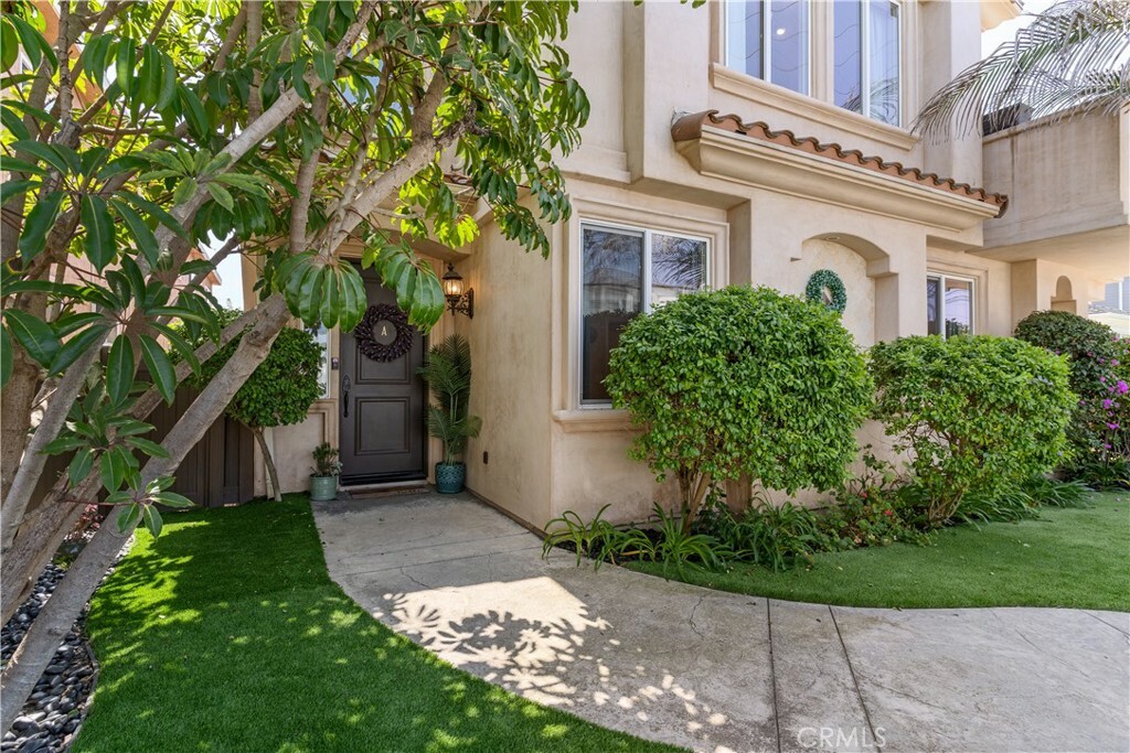 Property Photo:  2318 Vanderbilt Lane A  CA 90278 