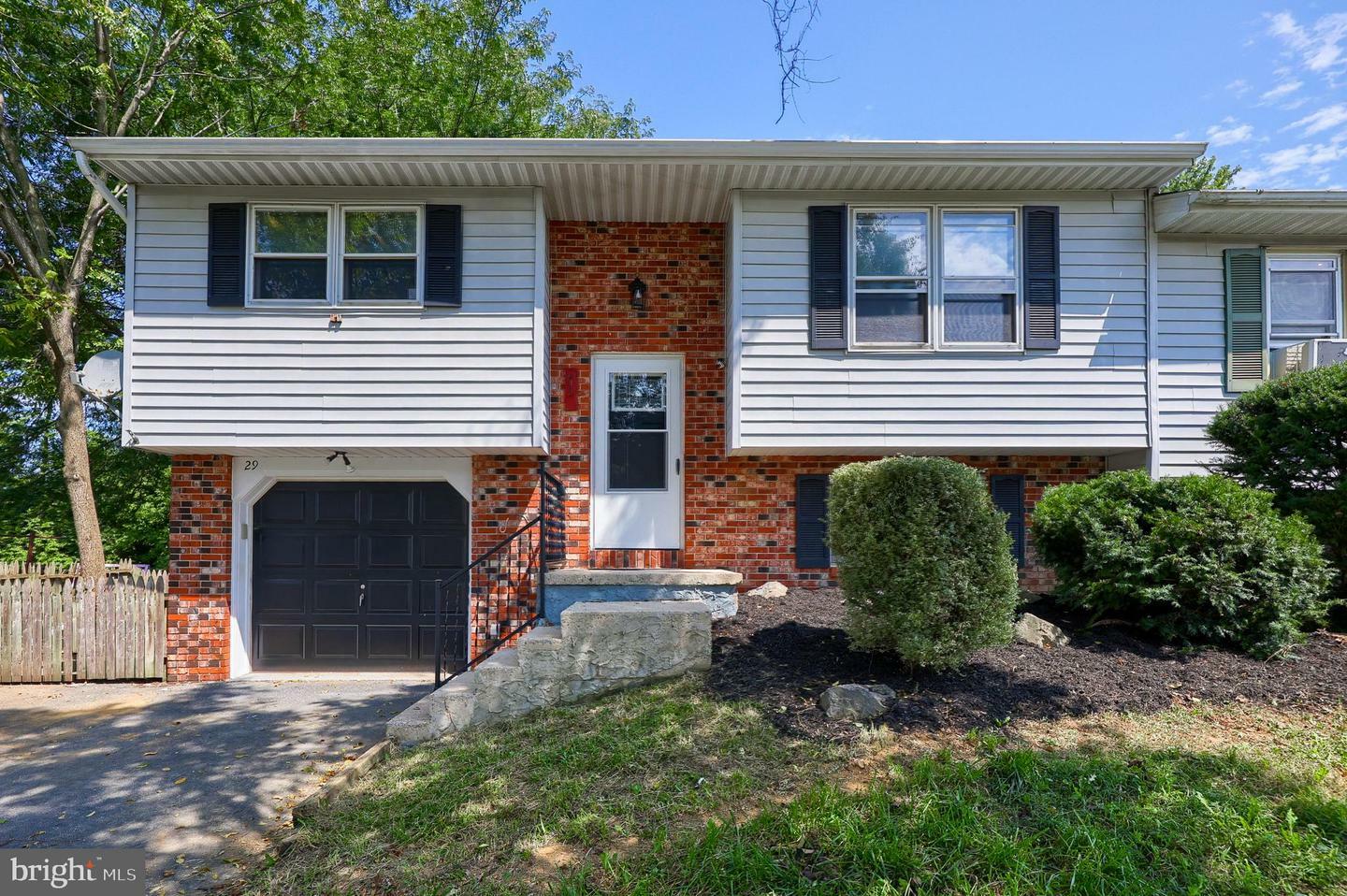 Property Photo:  29 Pickford Drive  PA 17603 