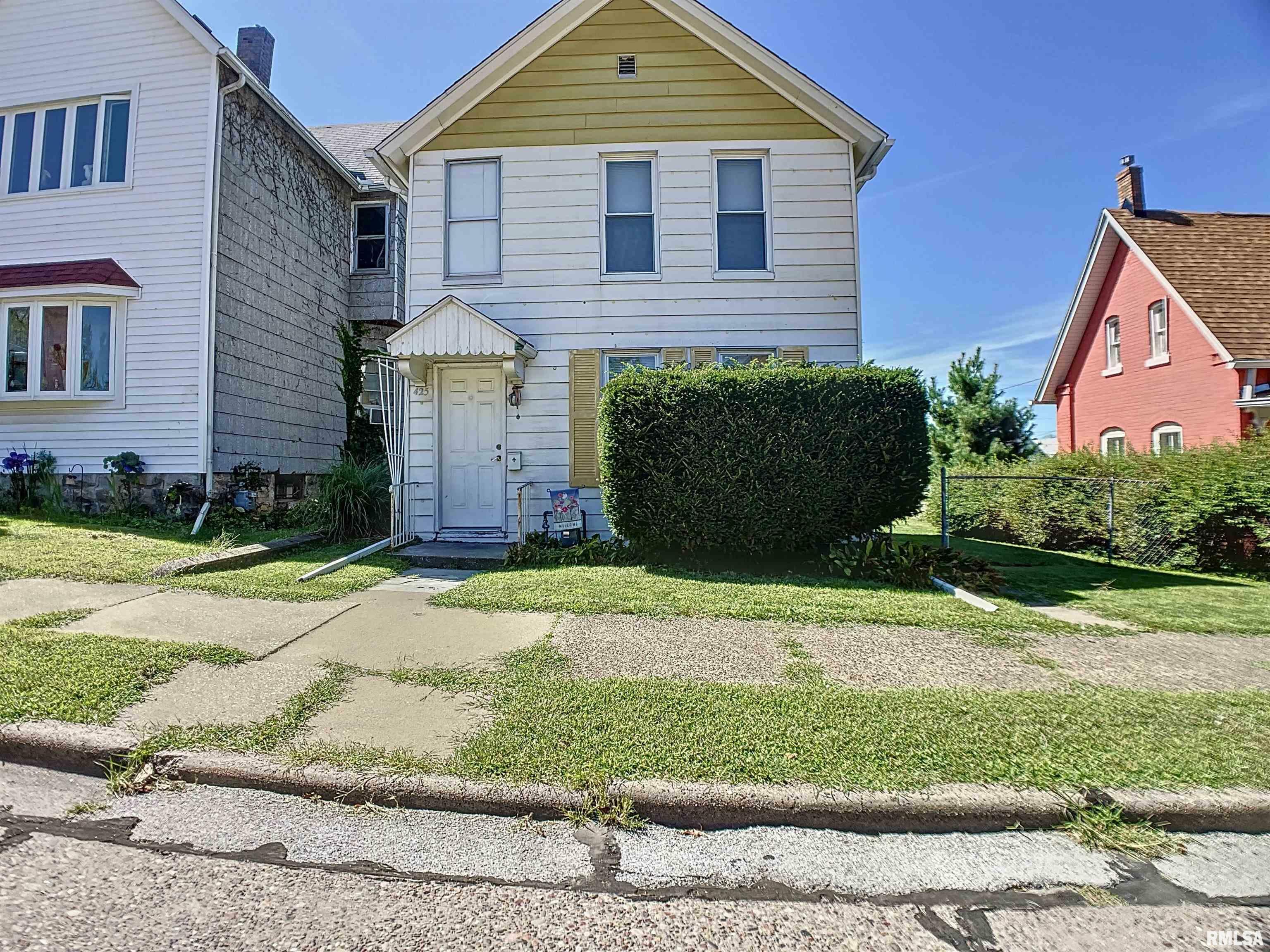 Property Photo:  425 10th Street  IL 61265-1258 