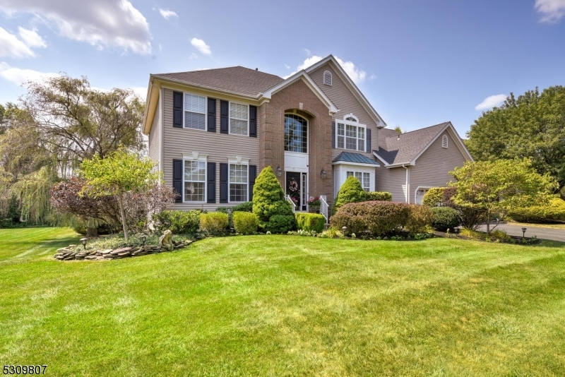 Property Photo:  9 Oak Tavern Cir  NJ 08876 