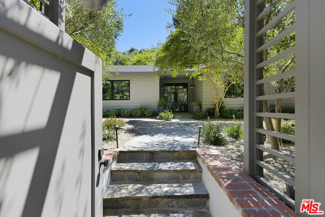 Property Photo: 3211 Oakdell Rd CA 91604