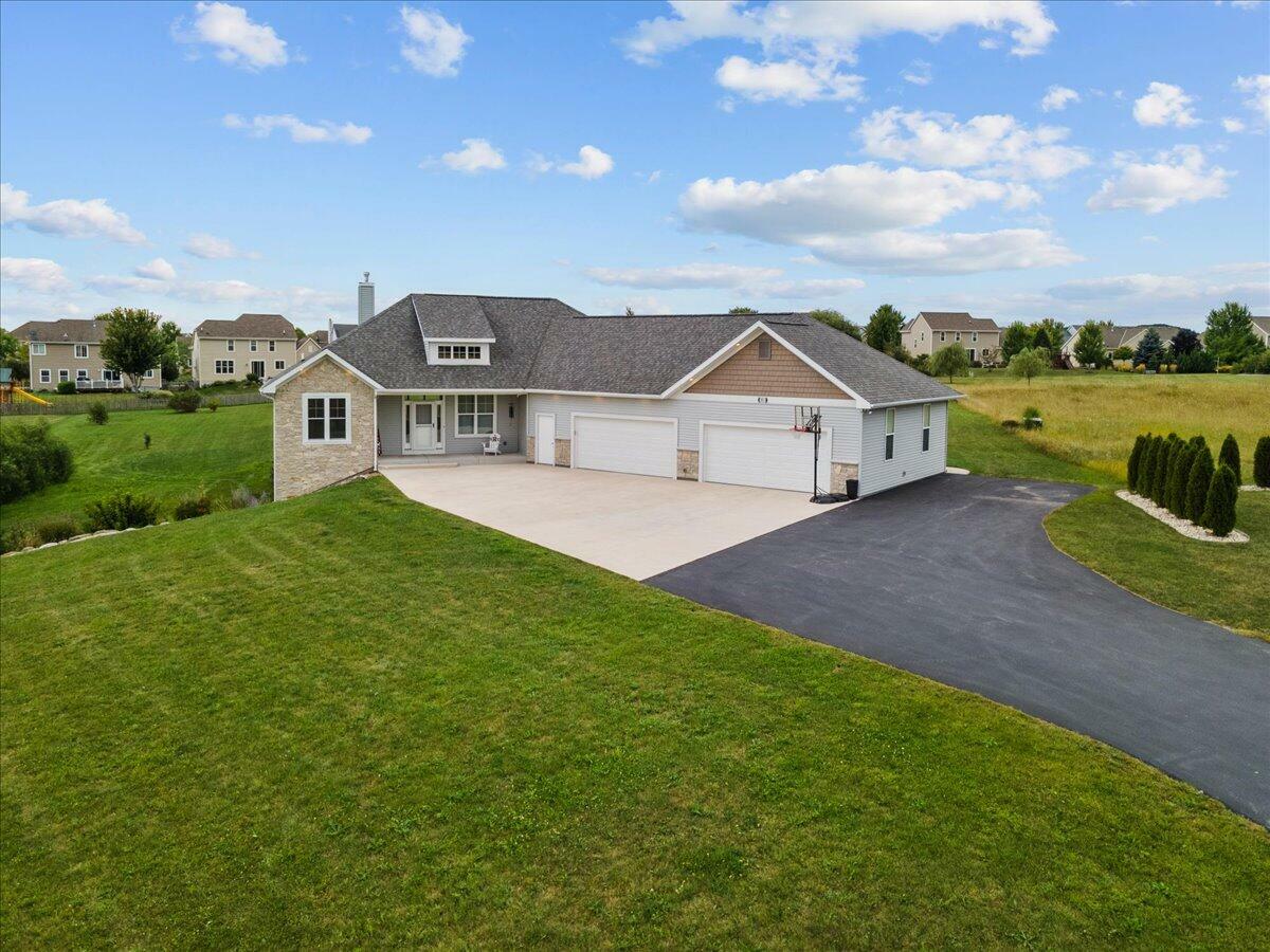 Property Photo:  1811 Misty Ridge Ln  WI 53024 