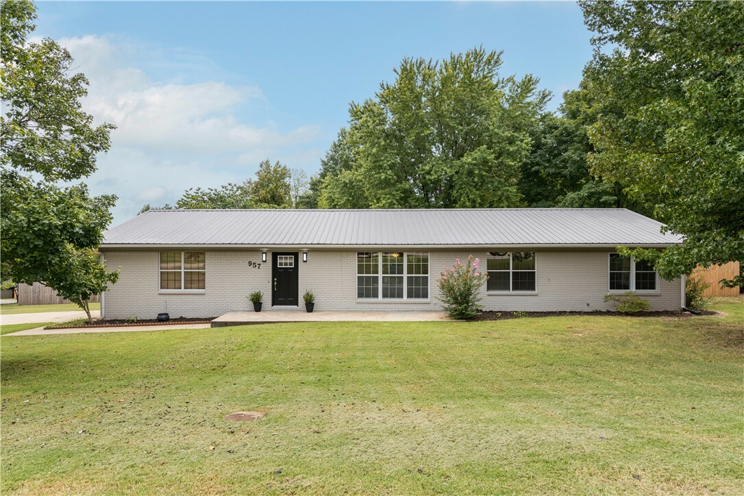 Property Photo:  957 E Township Street  AR 72703 