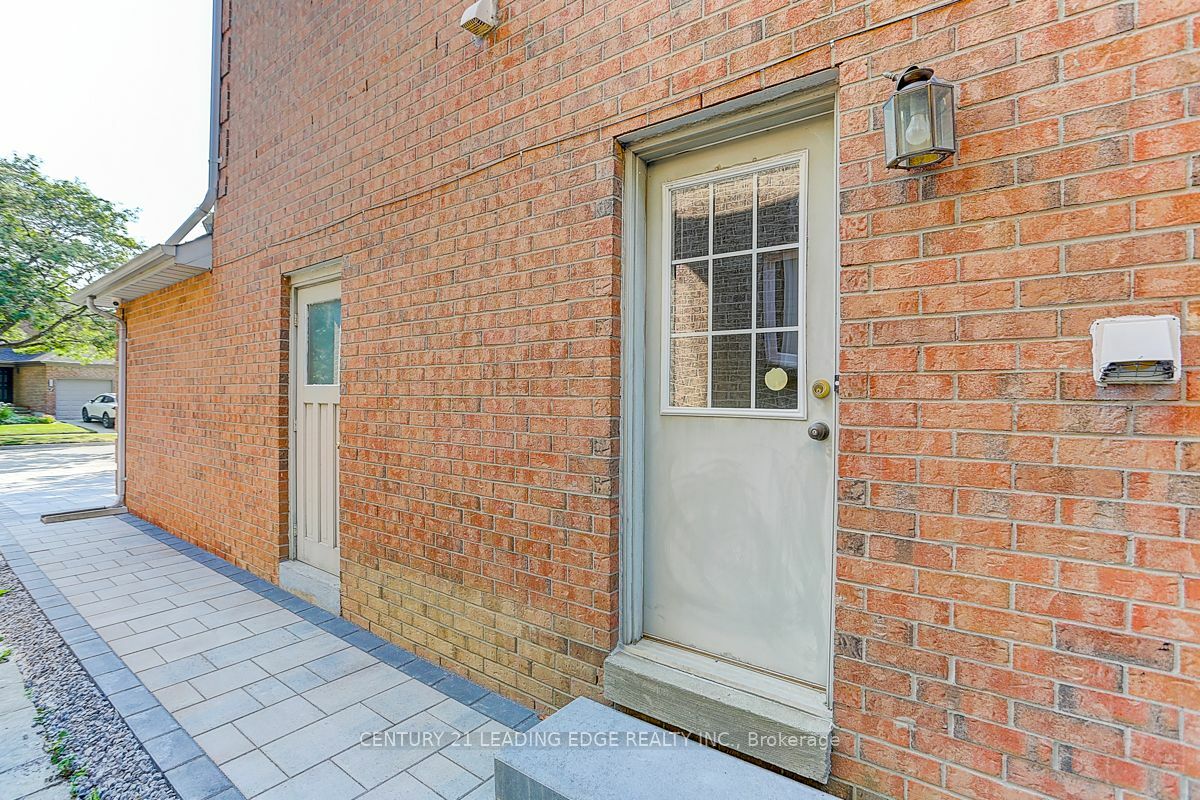 Property Photo:  8 Ashdown Cres  ON L4B 1Z5 