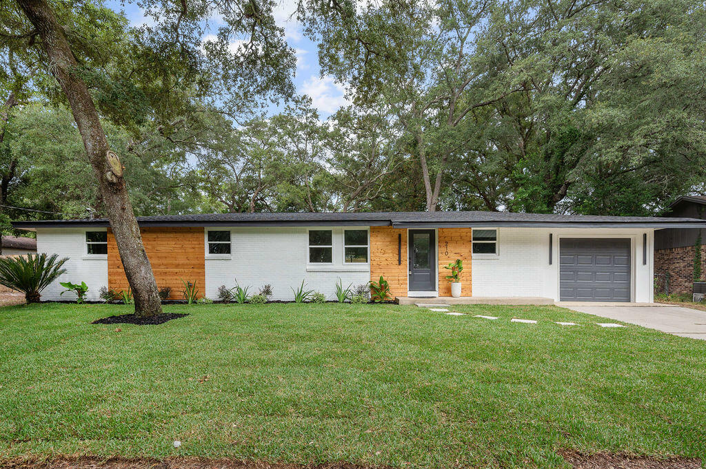 Property Photo:  210 Edrehi Avenue  FL 32578 