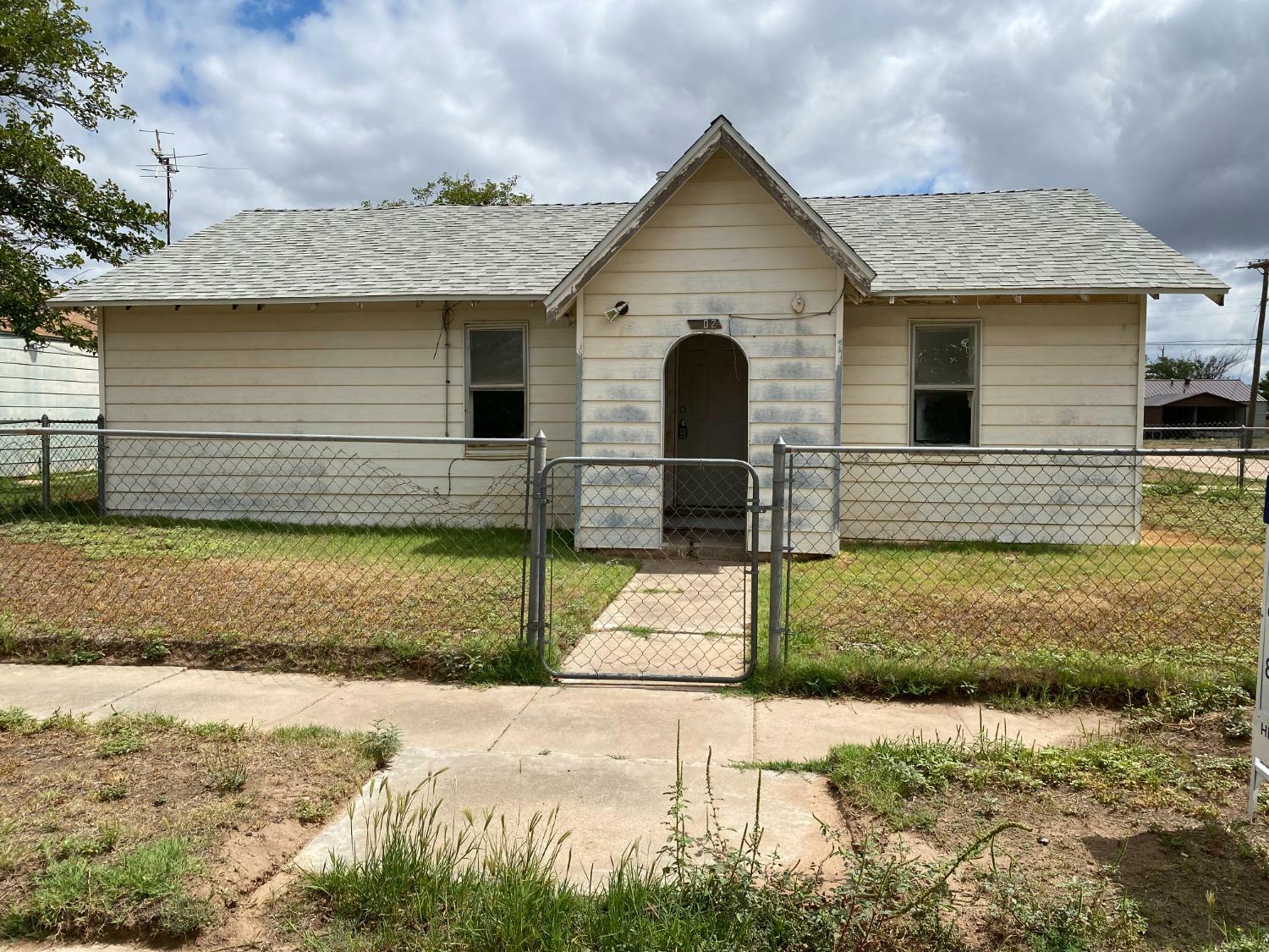 Property Photo:  1102 Ave G  TX 79357 