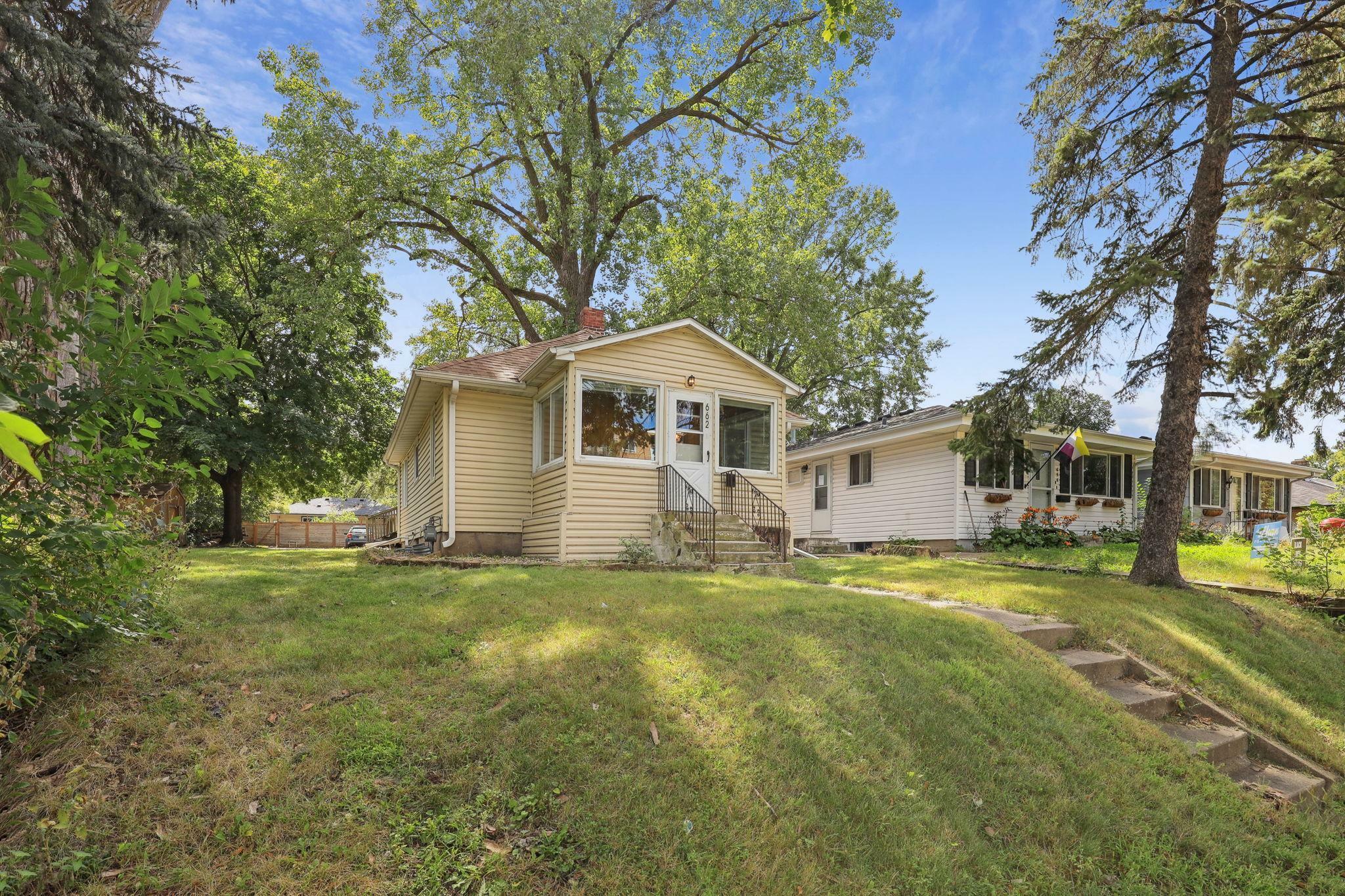 Property Photo:  662 37th Avenue NE  MN 55421 