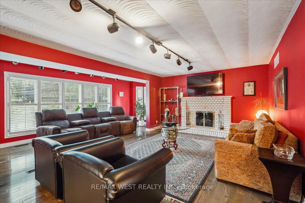 Property Photo: 190 Sandys Dr ON L4L 3E3