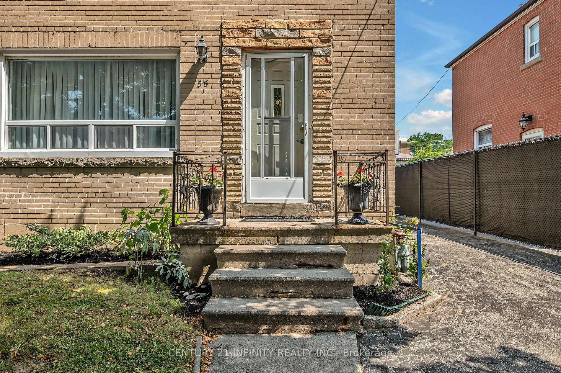 Photo de la propriété:  55 Laurel Ave  ON M1K 3J4 