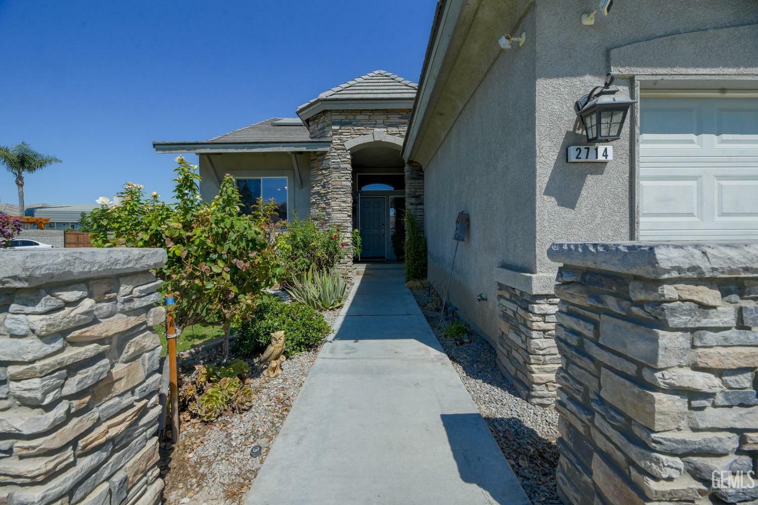 Property Photo:  2714 Paradise Point Place  CA 93313 