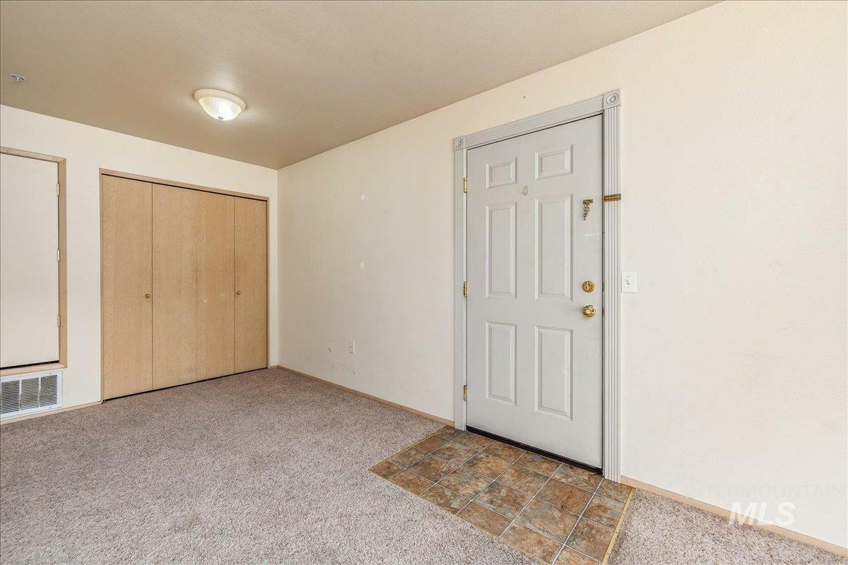 Property Photo:  3323 N Lakeharbor Ln 201  ID 83703 