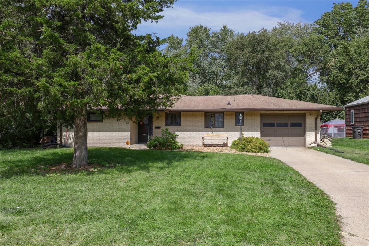 Property Photo:  415 Pleasant View Drive  IA 50315 