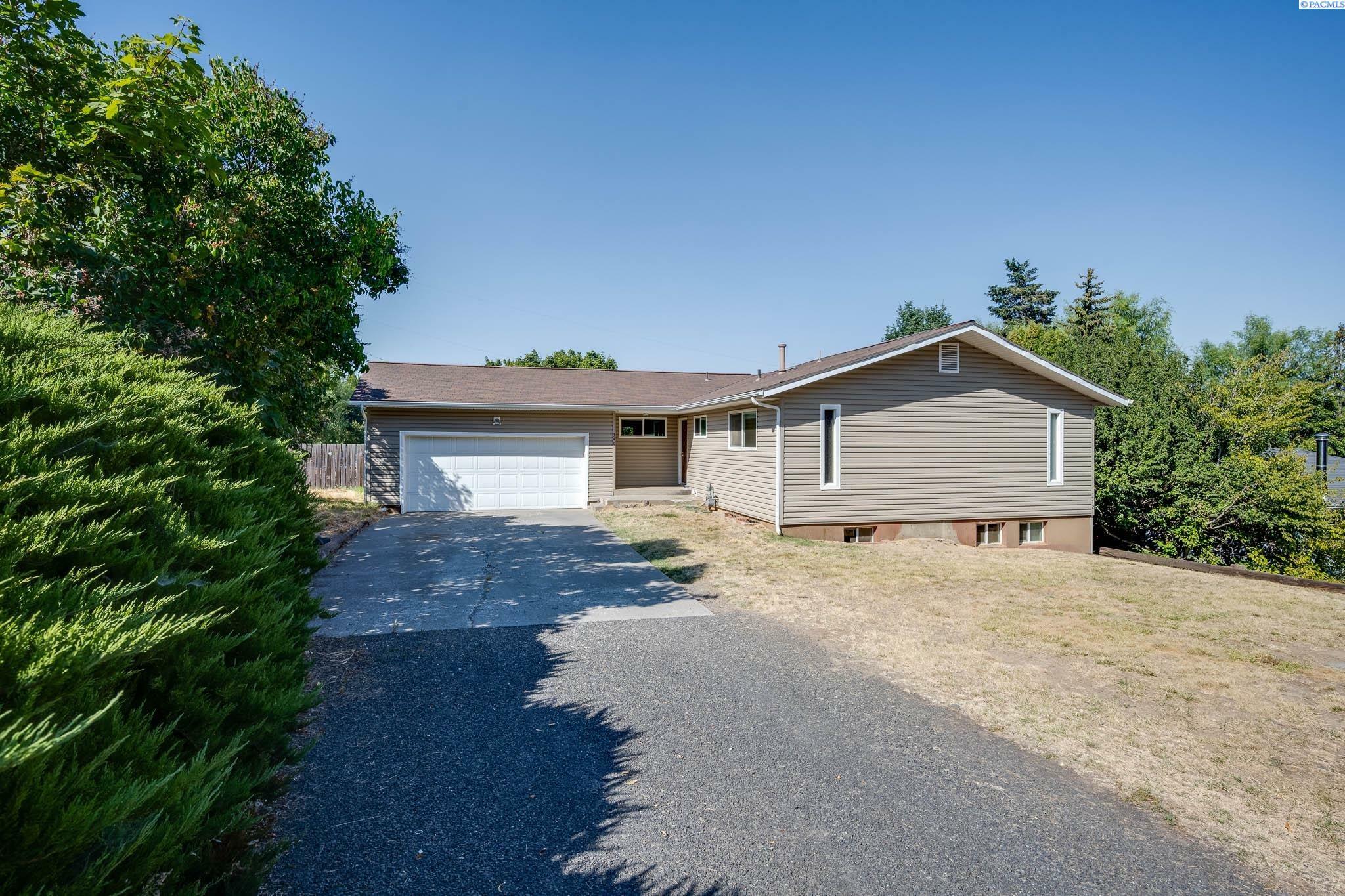 Property Photo:  340-342 NW North St  WA 99163 