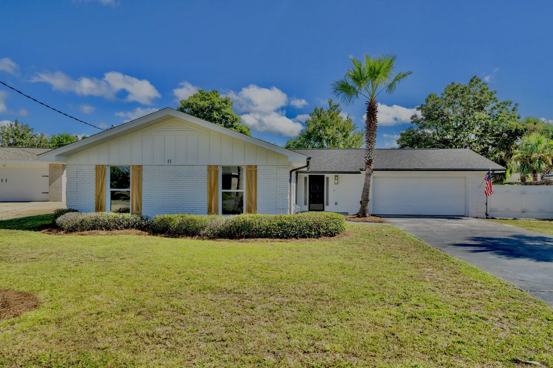 Property Photo:  11 Lakeview Drive  FL 32569 