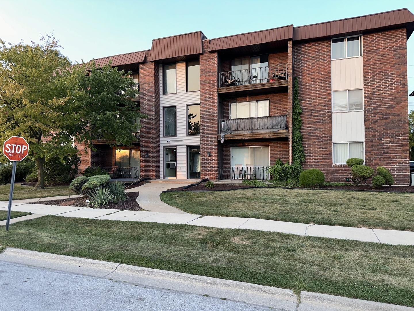 Property Photo:  17701 Park Boulevard 103  IL 60438 