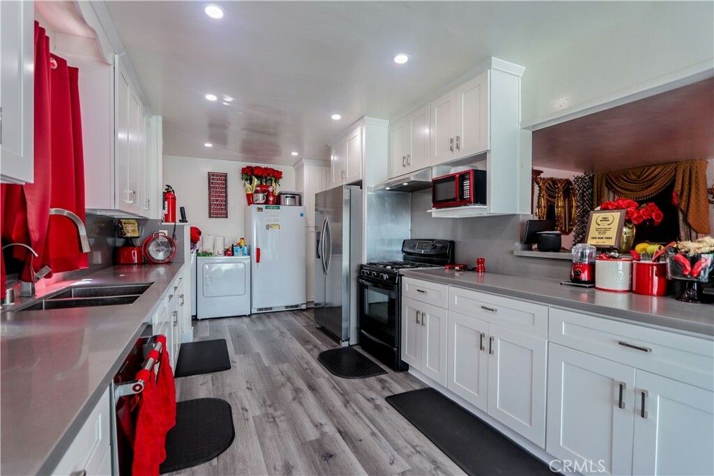 Property Photo: 1213 S Broadacres Avenue CA 90220