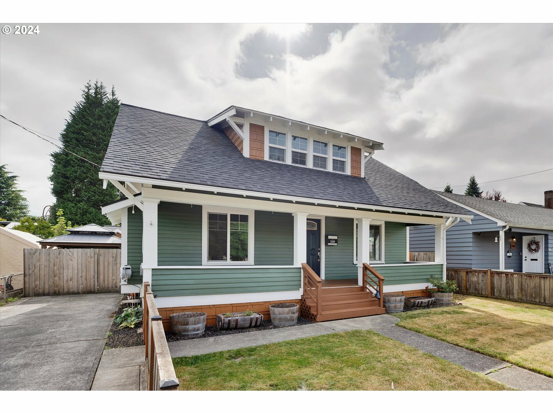 Property Photo:  1104 S Pacific Ave  WA 98626 