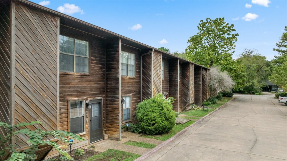 Property Photo:  1370 N Oakland Avenue  AR 72703 