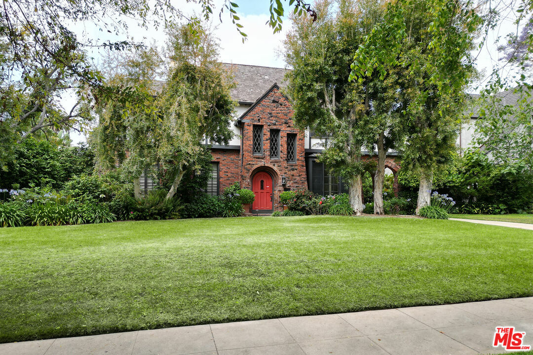 Property Photo:  621  N Elm Dr  CA 90210 