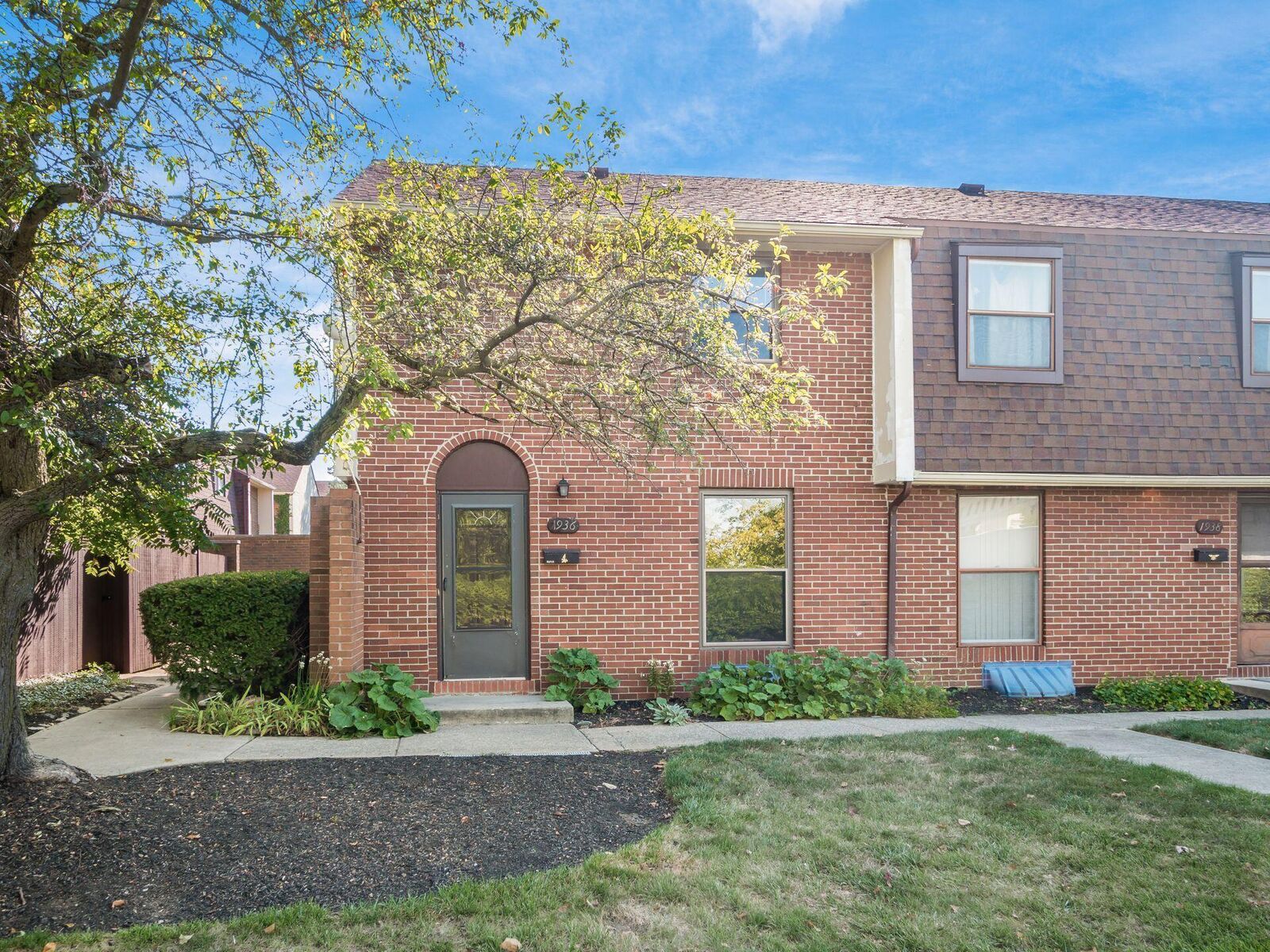 Property Photo:  1936 Willoway S Circle  OH 43220 